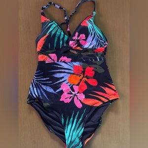 Tropical Floral women’s medium Swimsuit NWT Jessica Simpson MSRP: $108